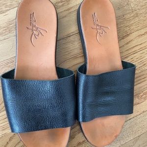 Luciano Rossi flat black leather slides